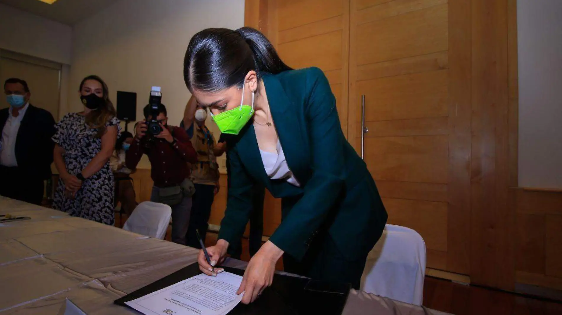 Katia resendiz firma pacto por la civilidad